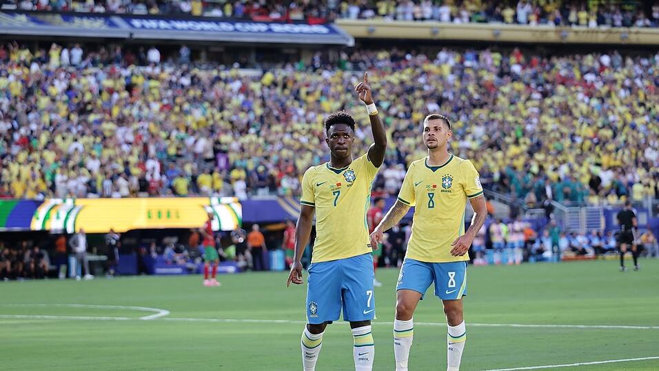 Vinícius Júnior (l.) ist Brasiliens große Offensiv-Hoffnung bei der WM. Vinícius Júnior (l.) ist Brasiliens große Offensiv-Hoffnung bei der WM.
