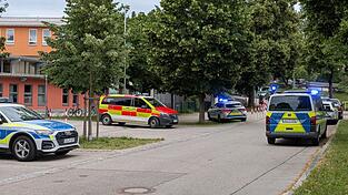 Mehrere Streifen rückten am Mittwoch zu dem Gymnasium aus. Mehrere Streifen rückten am Mittwoch zu dem Gymnasium aus.