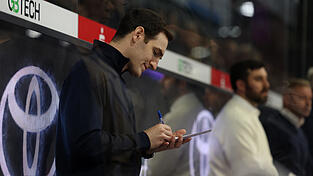 DSC-Coach Casey Fratkin konnte auch bei der zweiten Partie seines Teams gegen die RB Hockey Juniors viel Gutes notieren. DSC-Coach Casey Fratkin konnte auch bei der zweiten Partie seines Teams gegen die RB Hockey Juniors viel Gutes notieren.