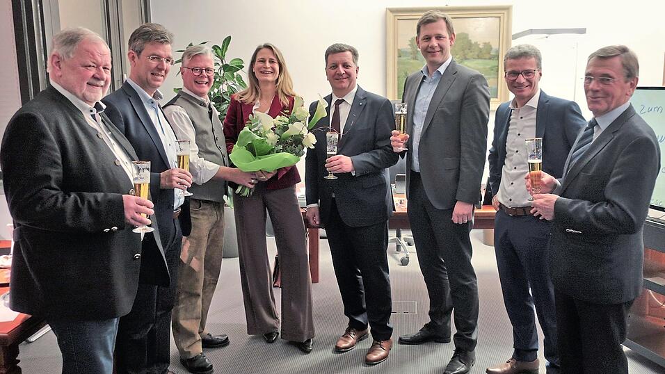 Statt H&auml;ndesch&uuml;tteln stie&szlig; man mit Bier auf den Wahlsieger an: (v. l.) Vizelandrat Eugen Gegenfurtner, Plattlings neuer B&uuml;rgermeister Hans Schmalhofer, Vizelandrat Roman Fischer, Ann-Kathrin und Christian Bernreiter, MdB Thomas Erndl, Minister Bernd Sibler und Barthl Kalb.