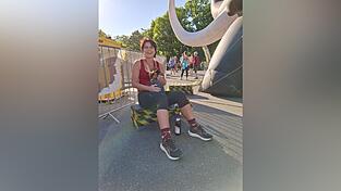 Nach 30 Kilometern &bdquo;Mammutmarsch&ldquo; durch N&uuml;rnberg ist Birgit K. am Ziel - ersch&ouml;pft, zufrieden, mit Pl&uuml;sch-Mammut im Arm und roten geschwollenen Wadeln. &bdquo;Purpura d&bdquo;effort&ldquo;, die Wanderkr&auml;tze, ist der unangenehme Nebeneffekt der k&ouml;rperlichen Anstrengung bei warmen Temperaturen..