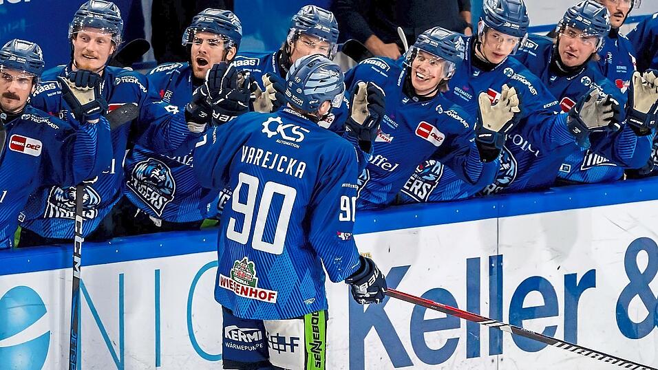 Mit einem Tor und fünf Assists kann sich die Bilanz der acht Spiele, die Filip Varejcka in der DEL bisher für die Straubing Tigers bestritt, sehen lassen. Das Bild zeigt ihn nach seinem Treffer zum 4:2 im Heimspiel gegen Augsburg. Mit einem Tor und fünf Assists kann sich die Bilanz der acht Spiele, die Filip Varejcka in der DEL bisher für die Straubing Tigers bestritt, sehen lassen. Das Bild zeigt ihn nach seinem Treffer zum 4:2 im Heimspiel gegen Augsburg.