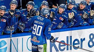 Mit einem Tor und fünf Assists kann sich die Bilanz der acht Spiele, die Filip Varejcka in der DEL bisher für die Straubing Tigers bestritt, sehen lassen. Das Bild zeigt ihn nach seinem Treffer zum 4:2 im Heimspiel gegen Augsburg.