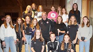 Ein Erinnerungsfoto: Uwe Bein mit den jungen Fußballerinnen der C-Jugend Ein Erinnerungsfoto: Uwe Bein mit den jungen Fußballerinnen der C-Jugend