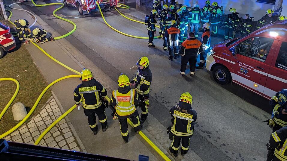 Ein Dachstuhlbrand forderte Einsatzkräfte aus Bogen und den umliegenden Gemeinden. Ein Dachstuhlbrand forderte Einsatzkräfte aus Bogen und den umliegenden Gemeinden.