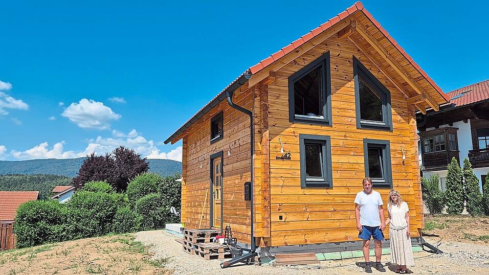 Im Juni sind Martina Petermeier und Peter Hasse aus Velden offiziell in ihr kleines Wohnhaus in Grafenwiesen eingezogen. Im Juni sind Martina Petermeier und Peter Hasse aus Velden offiziell in ihr kleines Wohnhaus in Grafenwiesen eingezogen.