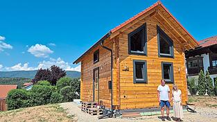 Im Juni sind Martina Petermeier und Peter Hasse aus Velden offiziell in ihr kleines Wohnhaus in Grafenwiesen eingezogen. Im Juni sind Martina Petermeier und Peter Hasse aus Velden offiziell in ihr kleines Wohnhaus in Grafenwiesen eingezogen.