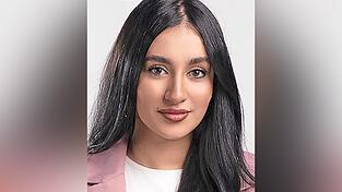 Nour Maarouf hat sich seit ihrer Ankunft 2020 in Deutschland eine Existenz aufgebaut. Wie sie das geschafft hat, erz&auml;hlt sie bei der Er&ouml;ffnung der Ausstellung &bdquo;Geschichten des Ankommens&ldquo; am Donnerstag im Kastenhof.