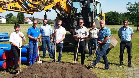 Beim Spatenstich (von links): Verbandsvorsitzender Alfons Neumeier, Polier Thomas Lindner (Firma Pro-Bau), Technischer Leiter Florian Stadler (WZV), Johannes Macht (KEB), Gesch&auml;ftsleiter Manfred Engl, Bautechniker Horst Roithner (WZV), stellvertretender Verbandsvorsitzender und B&uuml;rgermeister Hubert Ammer (Gemeinde Perkam) und Roland Schneider (KEB).