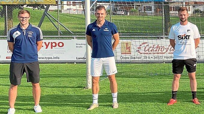 Beim SV Haidlfing geht man mit vielen positiven Gef&uuml;hlen in die neue Saison: (v.l.) 3. Vorsitzender Philip Nowag, Trainer Andreas Bl&uuml;ml, die Neuzug&auml;nge Tobias Feigl, Dustin Simmeth, Bledart Bytyci, Niklas Sagmeister sowie Co-Trainer Maximilian Wieder.