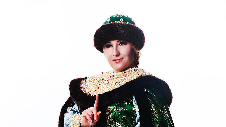 Olga Koslowa in einer Version der bojarischen Tracht. Olga Koslowa in einer Version der bojarischen Tracht.