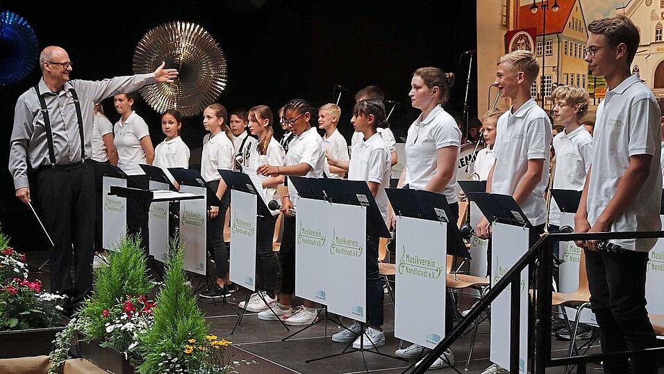 Bildet eine der Keimzellen der geplanten Marktkapelle Nandlstadt: Die Jugend, hier bei ihrem erfolgreichen Auftritt mit Helmut Schranner an der Spitze. Bildet eine der Keimzellen der geplanten Marktkapelle Nandlstadt: Die Jugend, hier bei ihrem erfolgreichen Auftritt mit Helmut Schranner an der Spitze.