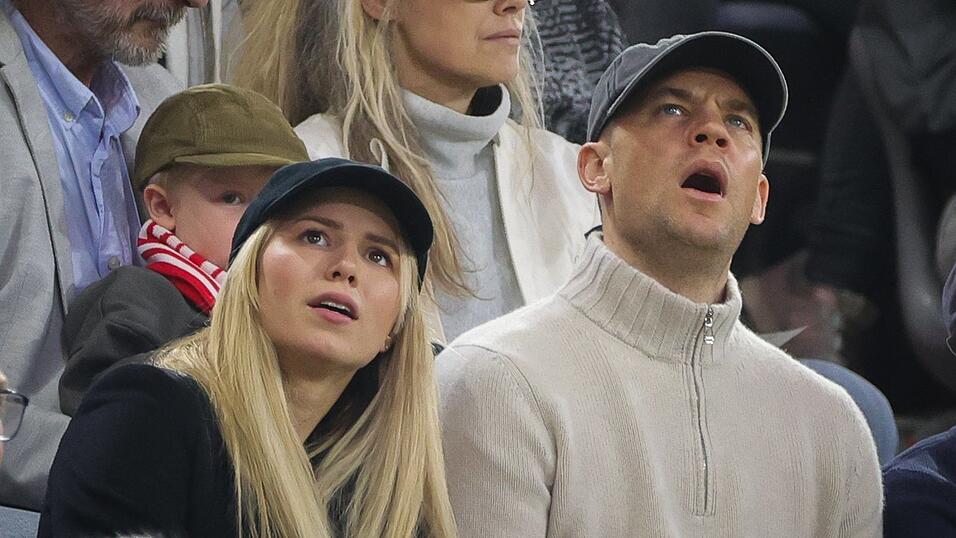 Bei einem Bundesligaspiel sitzen Münchens Torwart Manuel Neuer und Annika Bissel auf der Tribüne. Bei einem Bundesligaspiel sitzen Münchens Torwart Manuel Neuer und Annika Bissel auf der Tribüne.