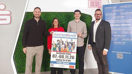 Die Organisatoren Markus Ziereis, Tanja Schwander und Jim-Patrick M&uuml;ller (von links) stellen gemeinsam mit Christoph Muhr, zust&auml;ndig f&uuml;r Marketing bei der Sparkasse Cham, das Rahmenprogramm vor.
