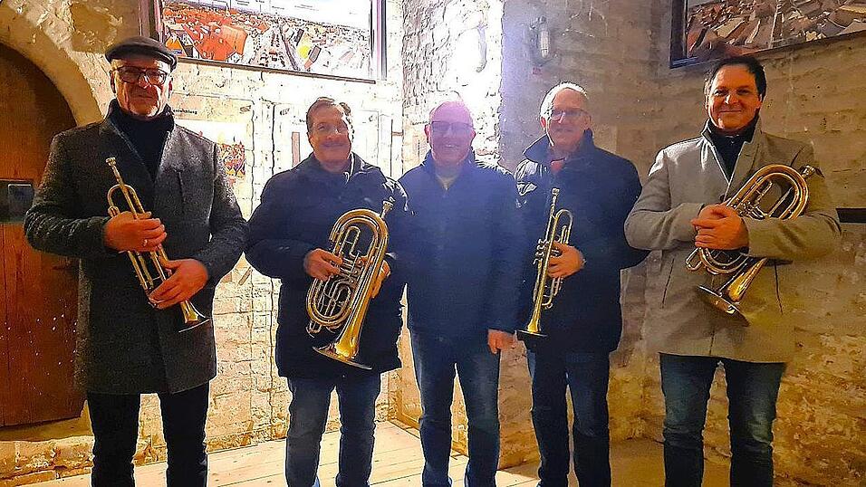 B&uuml;rgermeister Dr. Albert Solleder (Mitte) begleitete die Turmbl&auml;ser Willi Wenzl, Adi Speiseder, Hans K&ouml;ppl und Manfred Fr&uuml;chtl (von links) als T&uuml;rmer auf den Stadtturm zum Neujahrsanblasen.