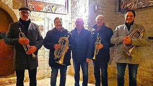 B&uuml;rgermeister Dr. Albert Solleder (Mitte) begleitete die Turmbl&auml;ser Willi Wenzl, Adi Speiseder, Hans K&ouml;ppl und Manfred Fr&uuml;chtl (von links) als T&uuml;rmer auf den Stadtturm zum Neujahrsanblasen.