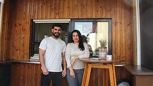 Die Mitterdorfer Brotzeith&uuml;tt&rsquo;n hei&szlig;t jetzt &bdquo;Imbiss Saly&ldquo;. Gef&uuml;hrt wird sie von Ashna Saber.