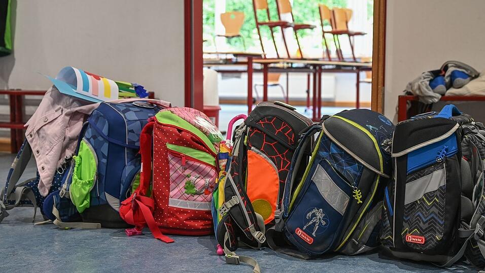 Schulranzen, Sportzeug, Sonnenschutz, Brotzeit - gerade am Anfang schafft der Nachwuchs es nicht ohne Hilfe. (Symbolbild).