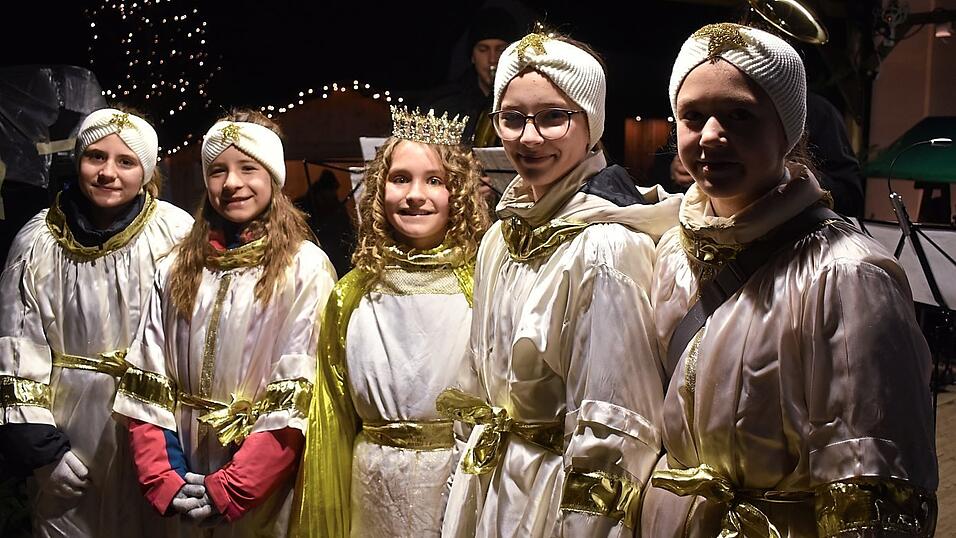 Das Geisenhausener Christkindl war zusammen mit ein paar Engelchen gekommen, um die Kinder zu begrüßen. Das Geisenhausener Christkindl war zusammen mit ein paar Engelchen gekommen, um die Kinder zu begrüßen.