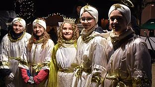 Das Geisenhausener Christkindl war zusammen mit ein paar Engelchen gekommen, um die Kinder zu begrüßen. Das Geisenhausener Christkindl war zusammen mit ein paar Engelchen gekommen, um die Kinder zu begrüßen.