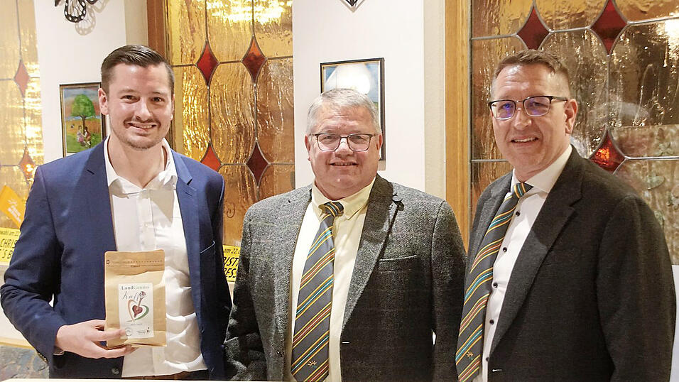 Der frisch gew&auml;hlte B&uuml;rgermeister Karl Kerscher (Mitte) und Ortsvorsitzender Hubert Pohmann (rechts) &uuml;bergaben ein Pr&auml;sent an Kreisvorsitzenden und Landratsbewerber Christian Schindler.