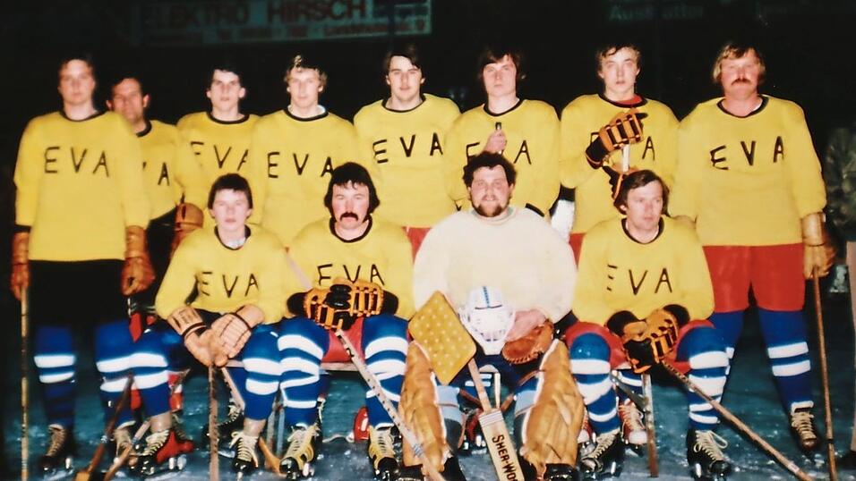 Das erste Aicher Mannschaftsfoto 1976/1977: (vorne v.li.) Michael Stuckenberger jun., Hans Lettmaier, Torh&uuml;ter &bdquo;Tondo&ldquo;, Josef Germaier. Hinten v.li.: Trainer Rupert Bauer, Wolfgang Bauer, Barth Gr&auml;&szlig;mann, Hanns Koller, Franz Reithmeier, Manfred Faber, Franz Kleeberger, Hans Braun, Franz Lettmaier, Vorstand Michael Stuckenberger.