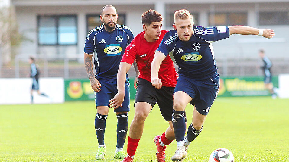 Nicht aus dem Tritt kommen: Dominik Past (vorne) und Dominik Wei&szlig; (hinten) wollen auch gegen Kosova Regensburg die Offensive der &bdquo;Spiele&ldquo; zum Laufen bringen und die n&auml;chsten drei Z&auml;hler auf dem Weg zur Meisterschaft eint&uuml;ten.