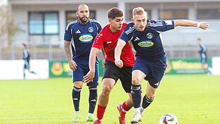 Nicht aus dem Tritt kommen: Dominik Past (vorne) und Dominik Wei&szlig; (hinten) wollen auch gegen Kosova Regensburg die Offensive der &bdquo;Spiele&ldquo; zum Laufen bringen und die n&auml;chsten drei Z&auml;hler auf dem Weg zur Meisterschaft eint&uuml;ten.