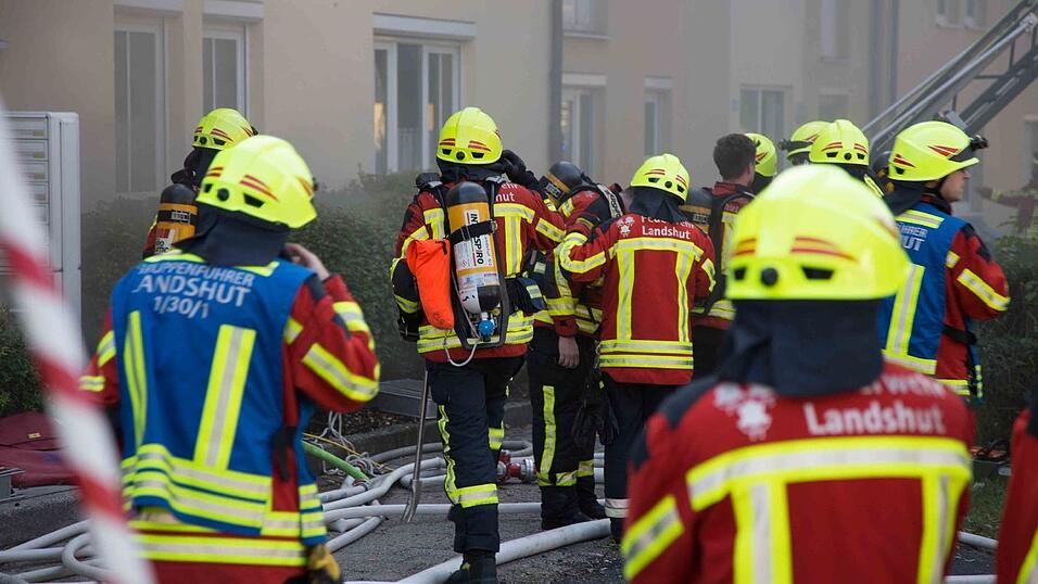 Am Montag musste die Feuerwehr gleich zweimal zu einem Brand in der Hagrainerstraße aufbrechen. Am Montag musste die Feuerwehr gleich zweimal zu einem Brand in der Hagrainerstraße aufbrechen.