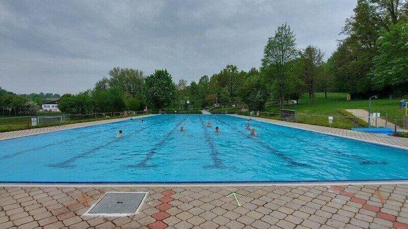 Das Schwimmbecken im Freibad in Mallersdorf-Pfaffenberg. Seit Jahrzehnten bietet der Markt bei schönem Wetter wochentags kostenlose Badefahrten dorthin an. In dieser Saison will der Markt die Auslastung beobachten und dann entscheiden, ob die Fahrten weiter angeboten werden. Das Schwimmbecken im Freibad in Mallersdorf-Pfaffenberg. Seit Jahrzehnten bietet der Markt bei schönem Wetter wochentags kostenlose Badefahrten dorthin an. In dieser Saison will der Markt die Auslastung beobachten und dann entscheiden, ob die Fahrten weiter angeboten werden.