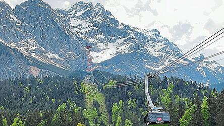 Mit der Seilbahn geht's in rund zehn Minuten auf den höchsten Berg Deutschlands. Während der Fahrt hat man einen traumhaften Blick auf die Zugspitze und den Eibsee auf der anderen Seite.