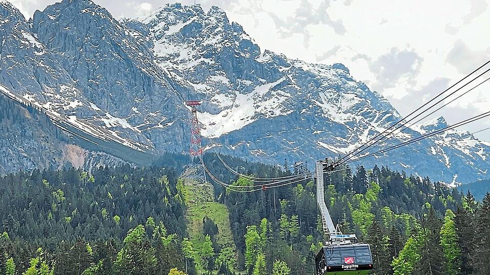 Mit der Seilbahn geht's in rund zehn Minuten auf den höchsten Berg Deutschlands. Während der Fahrt hat man einen traumhaften Blick auf die Zugspitze und den Eibsee auf der anderen Seite.