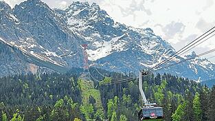 Mit der Seilbahn geht's in rund zehn Minuten auf den höchsten Berg Deutschlands. Während der Fahrt hat man einen traumhaften Blick auf die Zugspitze und den Eibsee auf der anderen Seite.