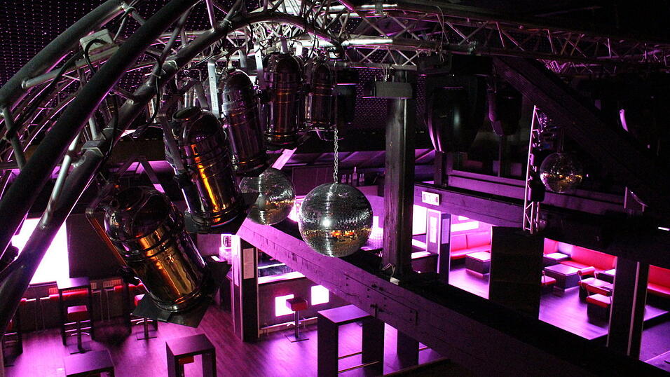 Bevor in einer Diskothek eine Party steigen kann, muss viel erledigt werden. Bevor in einer Diskothek eine Party steigen kann, muss viel erledigt werden.