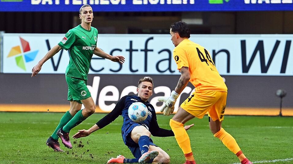 Fürth siegte in Überzahl 2:1 in Paderborn.