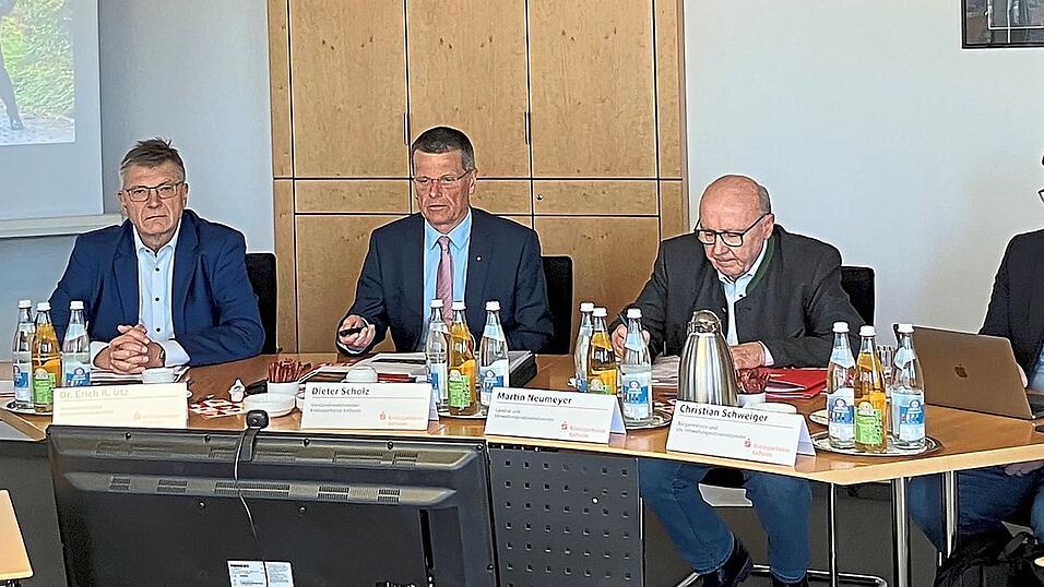 Vorstellung der Bilanz 2024 der Kreissparkasse Kelheim (v. l.): die Vorst&auml;nde Erich R. Utz und Dieter Scholz sowie die Verwaltungsratsvorsitzenden Landrat Martin Neumeyer und Kelheims B&uuml;rgermeister Christian Schweiger.