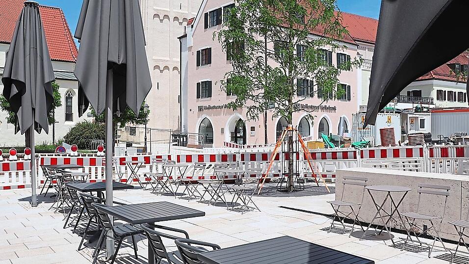 Die Terrasse vom Café am Münster, noch umrahmt von Absperrungen.