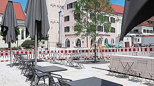 Die Terrasse vom Café am Münster, noch umrahmt von Absperrungen.