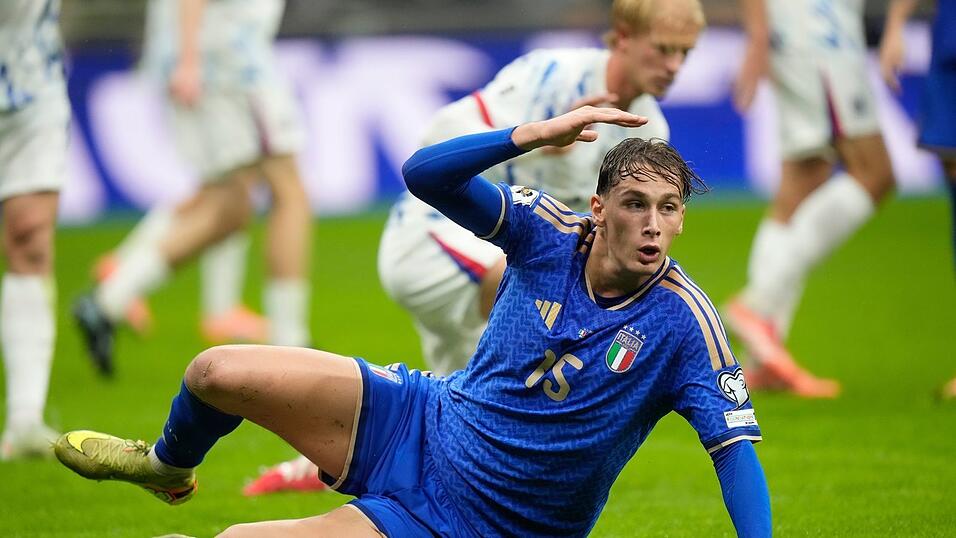 Bloß nicht ausrutschen: Italien mit Torschütze Pio Esposito muss in die Playoffs. Bloß nicht ausrutschen: Italien mit Torschütze Pio Esposito muss in die Playoffs.