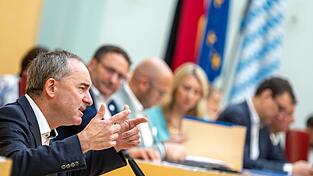 Wirtschaftsminister Aiwanger forderte schnellere, digitalere und einfachere Firmengr&uuml;ndungen.