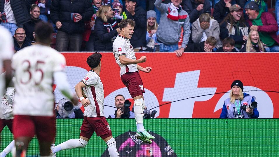 Robin Fellhauer (FC Augsburg) jubelt über das schnellste Tor der Bundesliga-Geschichte. Robin Fellhauer (FC Augsburg) jubelt über das schnellste Tor der Bundesliga-Geschichte.
