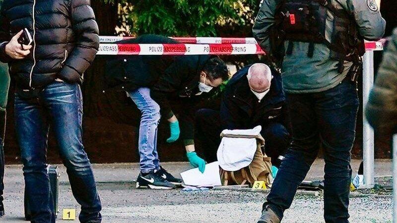 Polizeibeamte sichern Spuren am Gel&auml;nde des Botanischen Gartens der Heidelberger Universit&auml;t. Hier ist es zuvor zu einem Amoklauf gekommen.