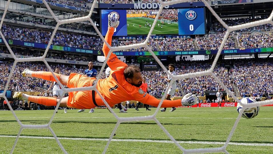 PSG-Torwart Gianluigi Donnarumma kommt nicht ran an den platzierten Schuss von Cole Palmer.