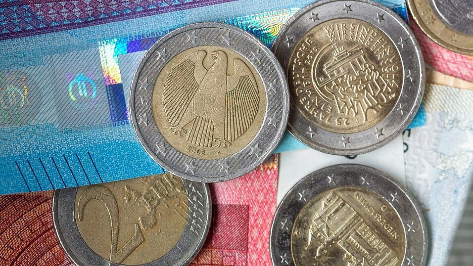 Bezahlen mit Bargeld kann für den Wirt mehr Logistik erfordern. (Illustration) Bezahlen mit Bargeld kann für den Wirt mehr Logistik erfordern. (Illustration)