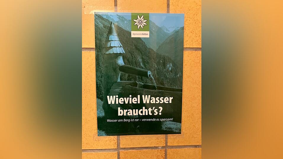 Ein Schild weist auf den Wassermangel in der Hütte hin