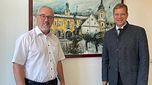 Tauschten sich aus: Bezirkstagspr&auml;sident Olaf Heinrich (r.) mit Viechtachs B&uuml;rgermeister Hans Greil.