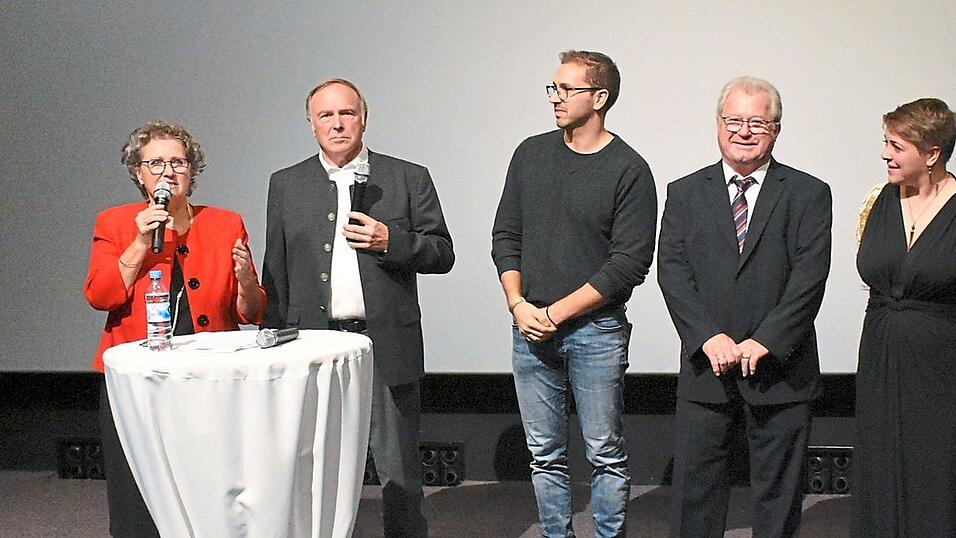 Angela und Paul Fl&auml;xl (links) f&uuml;hrten durch den Abend; rechts ihre Kinder Andreas, Veronika und Susanne mit Zweitem B&uuml;rgermeister Hans Sarcher (Dritter von rechts).