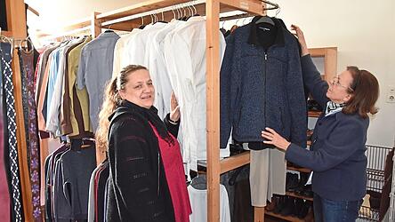 Viel Arbeit hatten die ehrenamtlichen Helferinnen mit dem Umzug, um die Kleiderst&auml;nder rechtzeitig zur Er&ouml;ffnung zu best&uuml;cken.