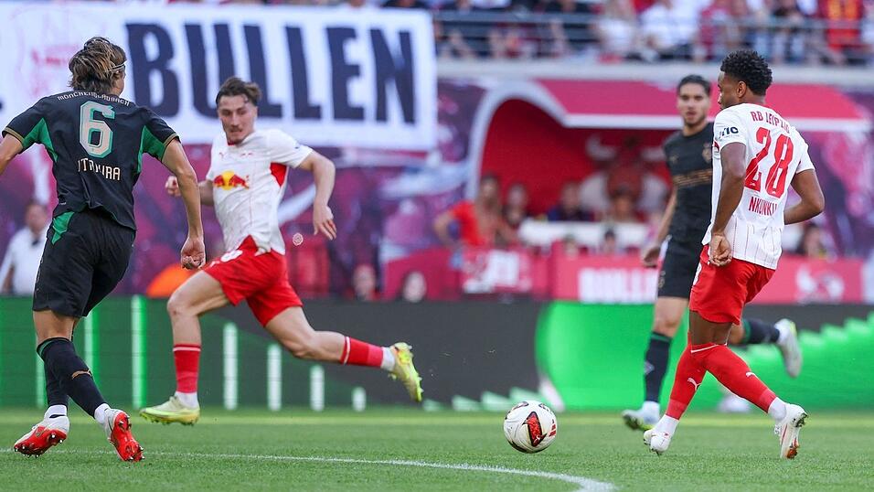 Rückkehrer Christopher Nkunku (r) legt für Rocco Reitz auf, der gegen seinen Ex-Club trifft. Rückkehrer Christopher Nkunku (r) legt für Rocco Reitz auf, der gegen seinen Ex-Club trifft.