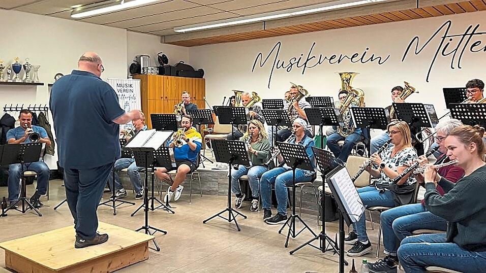 Die Blaskapelle bei der Probe: Den Musikverein Mitterfels gibt es nun schon seit 45 Jahren.